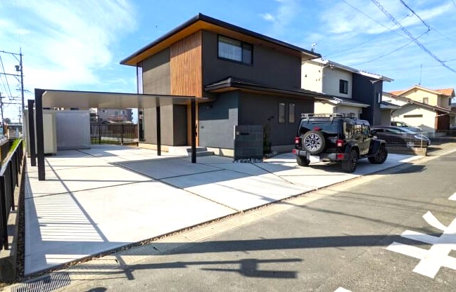 天然石貼りの門壁とバイクガレージのあるお庭｜浜松市の外構・エクステリア専門店 まろうど