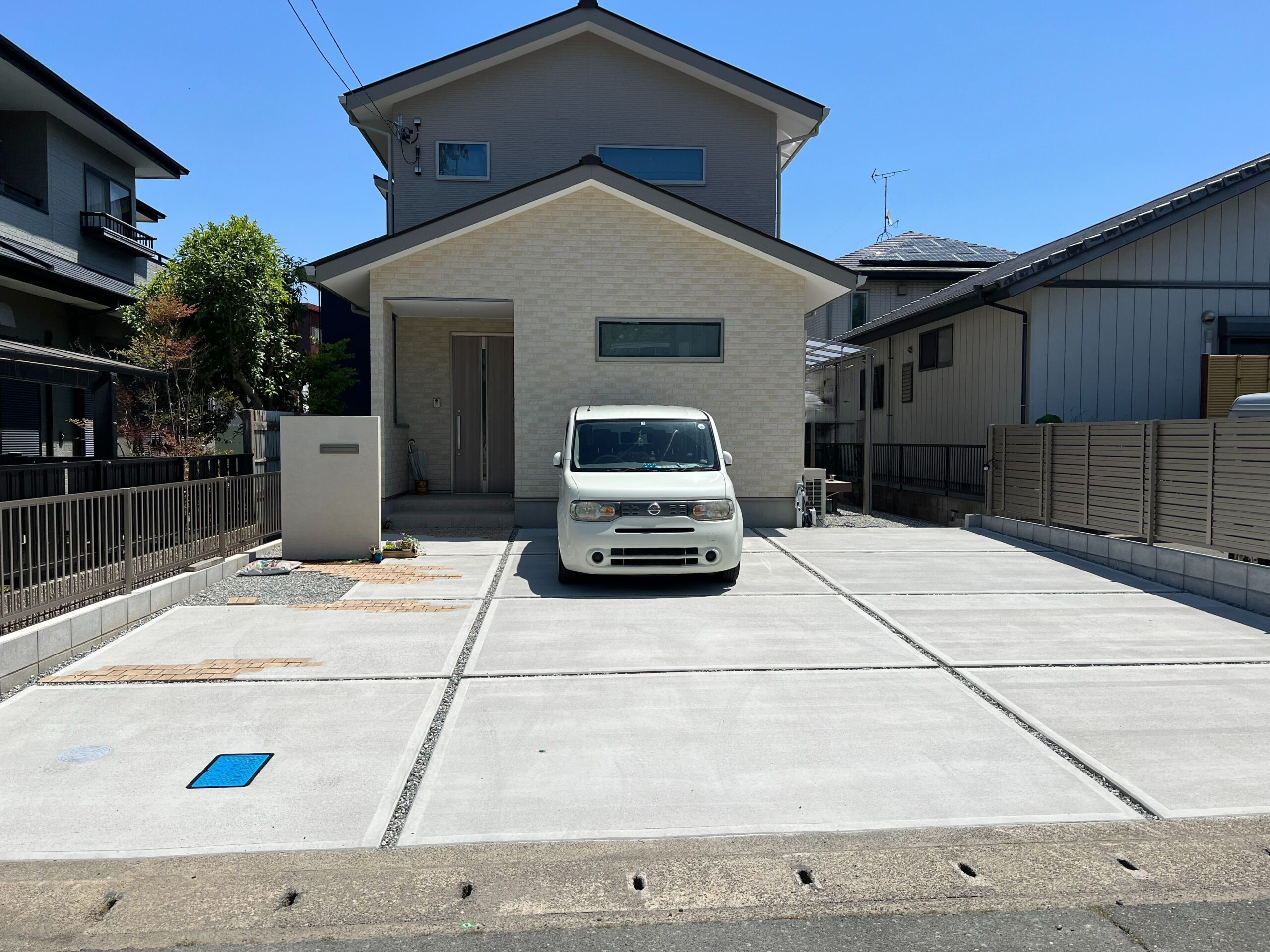 天然石でポイントをつけた駐車場と塗り壁の門壁で温かみを感じるお家周り｜浜松市の外構・エクステリア専門店 まろうど