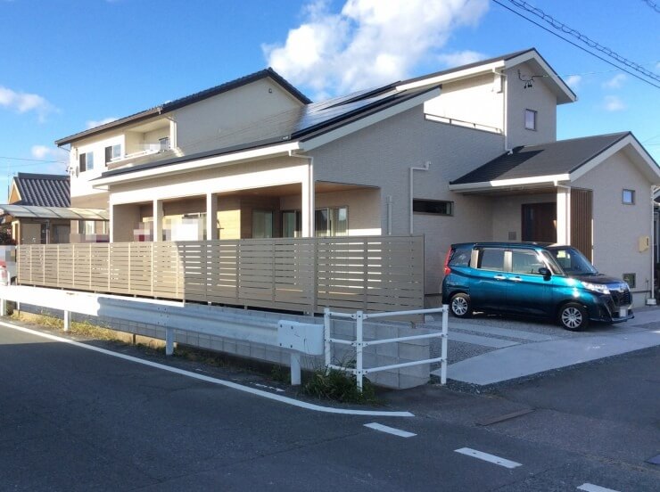 大きな樹脂デッキの縁側でくつろぐ和モダンのお庭｜浜松市の外構・エクステリア専門店 まろうど