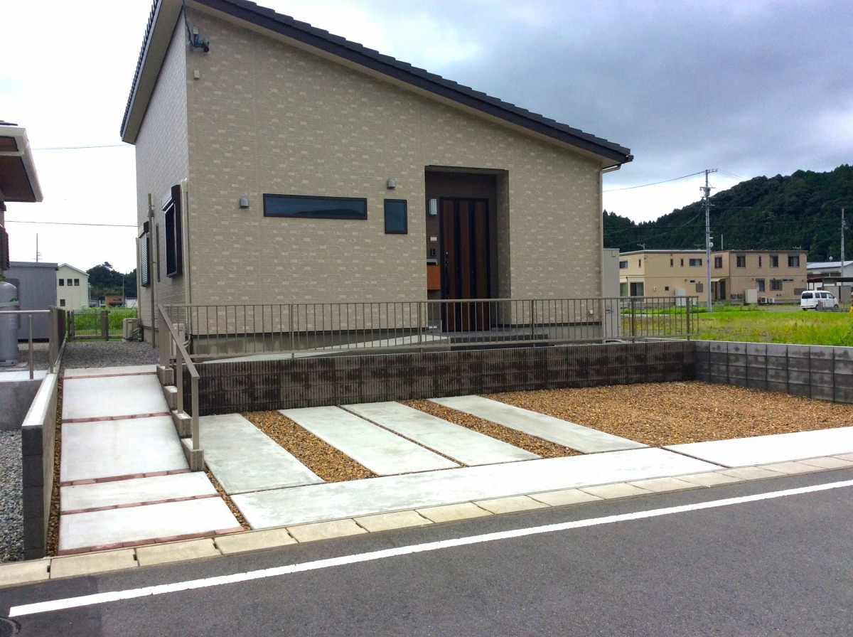 駐車場から玄関までスロープで安全に。お庭には人工芝のドッグランも♪｜浜松市の外構・エクステリア専門店 まろうど