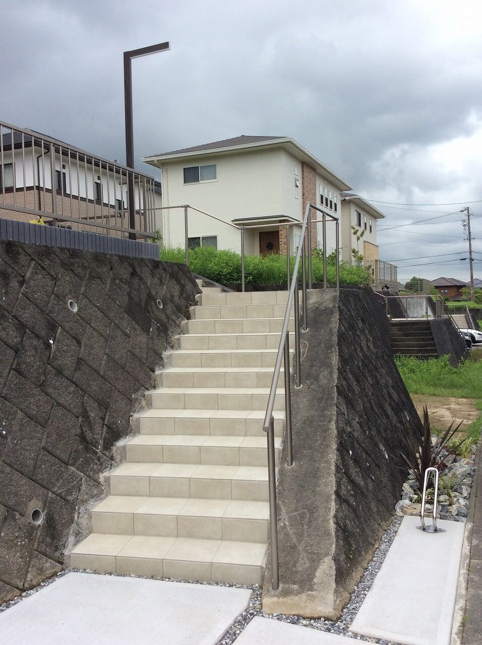 古くなった階段をタイルを貼り明るい印象に。手すりもつけて安心♪｜浜松市の外構・エクステリア専門店 まろうど