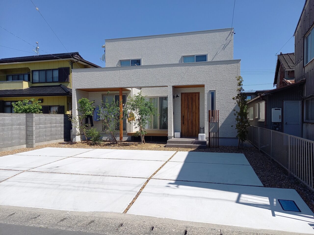 道路からお家の中が見えそうで心配！でも植栽が目隠し変わりになりますよ♪｜浜松市の外構・エクステリア専門店 まろうど