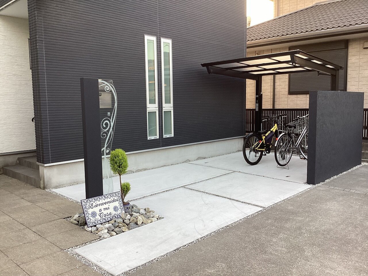 個性的な門柱とスタイリッシュなサイクルポート｜浜松市の外構・エクステリア専門店 まろうど