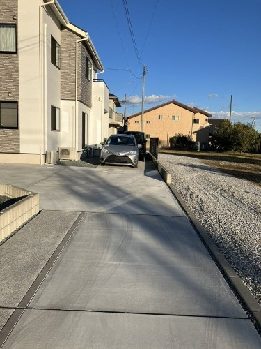砂利だった部分をコンクリートへ変えて車の出入りをスムーズに。｜浜松市の外構・エクステリア専門店 まろうど