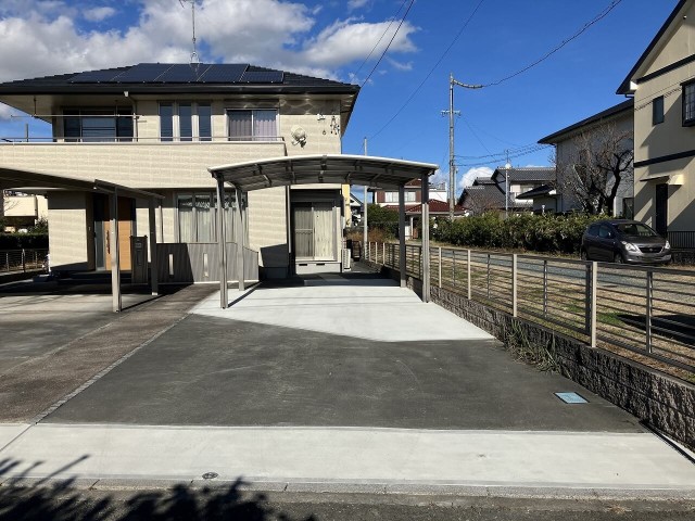 広いお庭にもう1台分の駐車スペースを作りました。もとのカーポート下には大容量の物置を置いて雨に濡れず快適作業！｜浜松市の外構・エクステリア専門店 まろうど