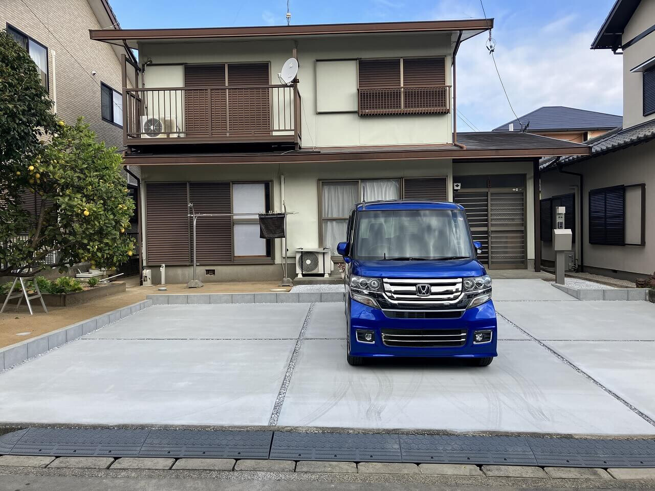 思い切って駐車場を広くしました。来客時も悠々停められます！｜浜松市の外構・エクステリア専門店 まろうど