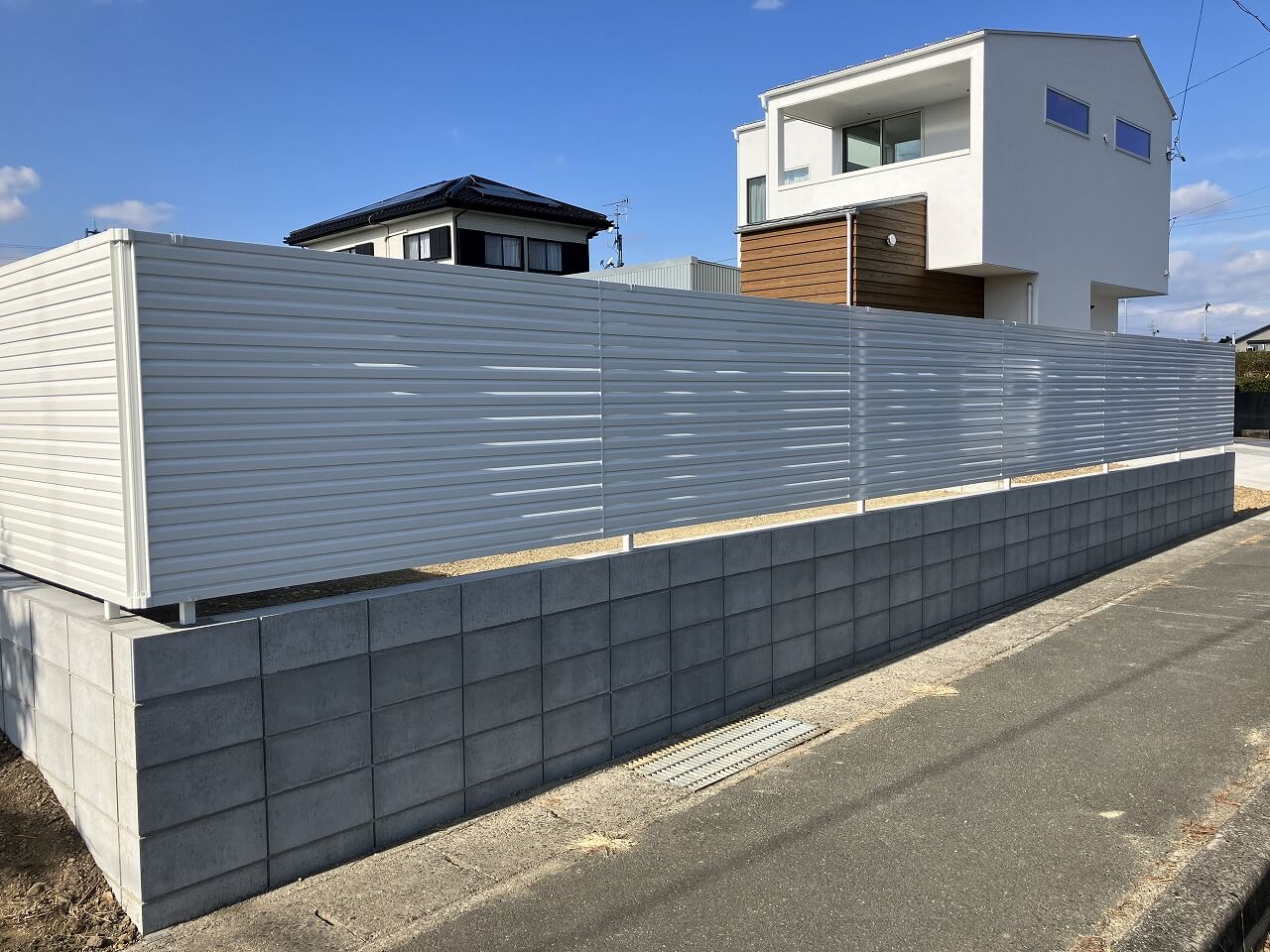 青い空に白い壁が映えるお家にマッチするように白く美しいフェンスを設置しました。｜浜松市の外構・エクステリア専門店 まろうど