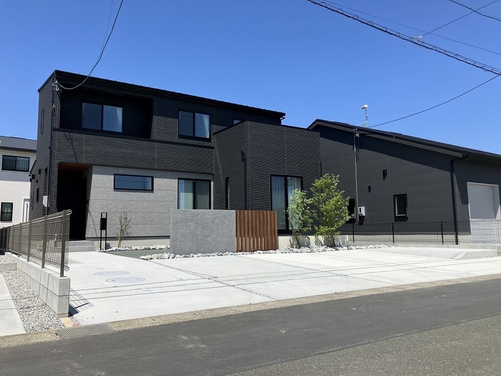 広い駐車場とお庭をうまく融合させた新築外構です。｜浜松市の外構・エクステリア専門店 まろうど
