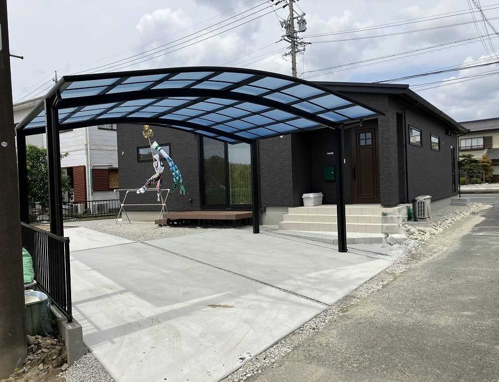 カーポートのダイナミックなアーチが印象的な新築外構｜浜松市の外構・エクステリア専門店 まろうど