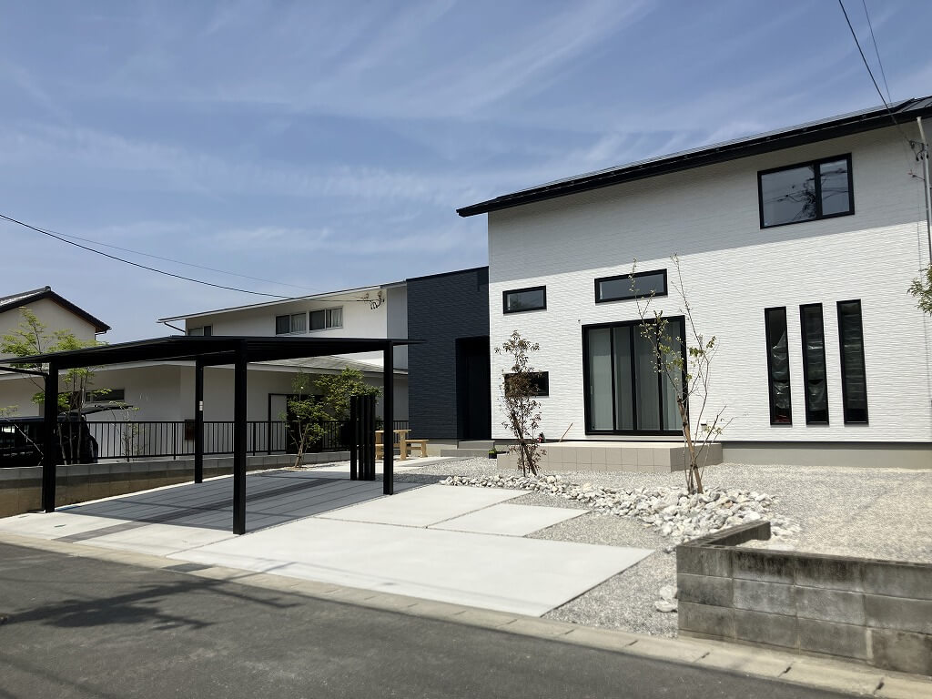 広い敷地でお庭と駐車場が自然に交わる新築外構です。｜浜松市の外構・エクステリア専門店 まろうど