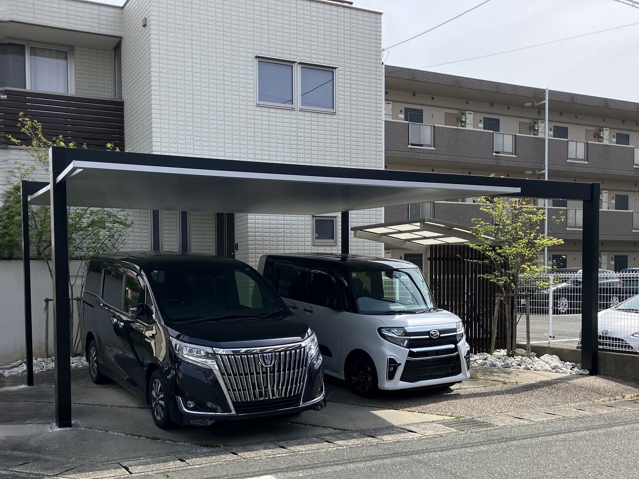 直線美が映える、FⅡカーポートのある暮らし｜浜松市の外構・エクステリア専門店 まろうど