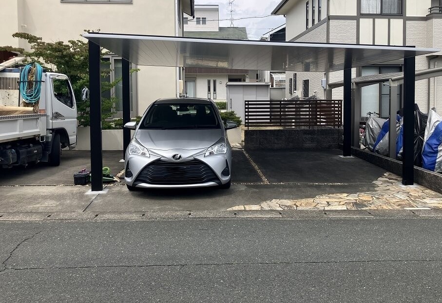 ツートンカラーが印象的！機能性とデザインを兼ね揃えたカーポート｜浜松市の外構・エクステリア専門店 まろうど
