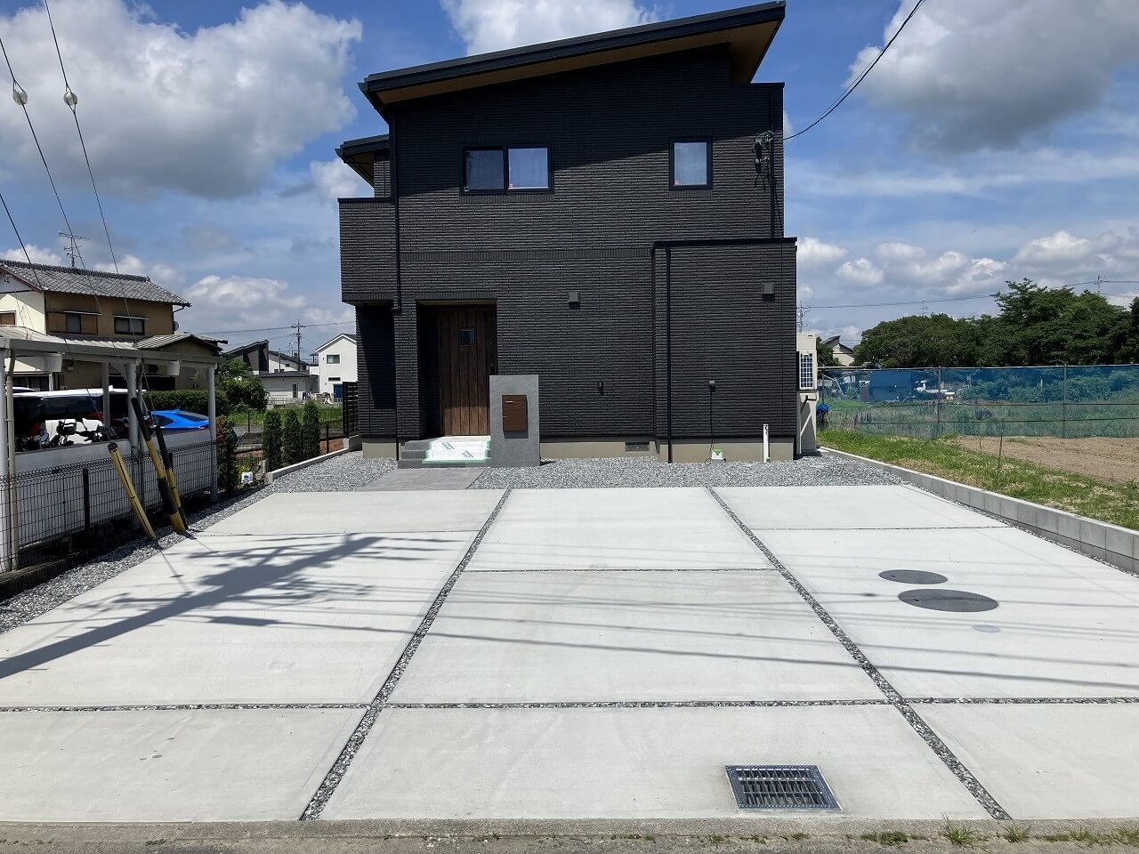 素敵なお家を引き立てるシンプルな新築外構｜浜松市の外構・エクステリア専門店 まろうど