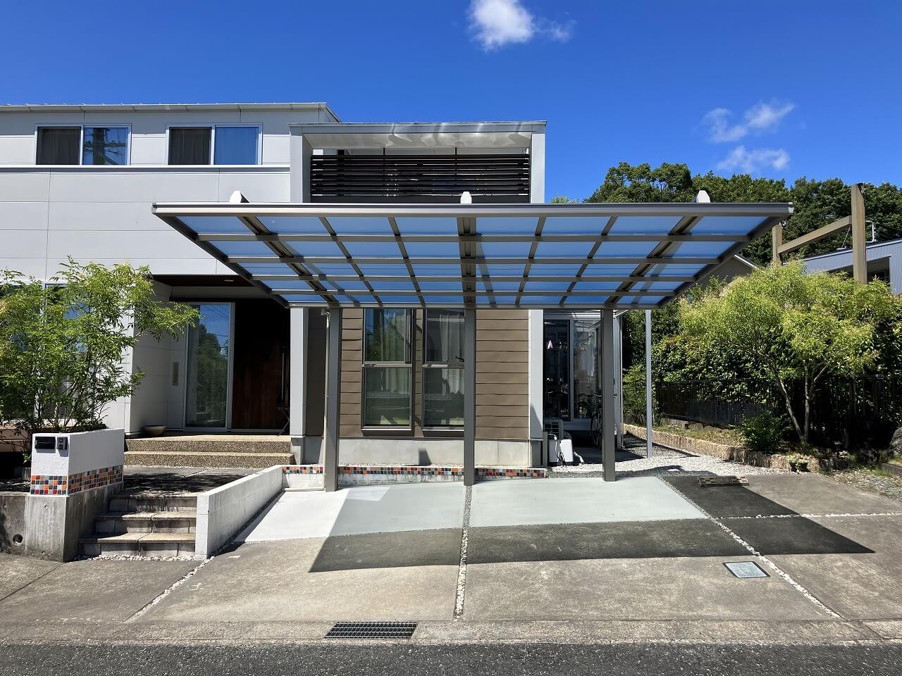 出入りしやすさと快適さを叶えた、後方支持タイプのカーポート｜浜松市の外構・エクステリア専門店 まろうど