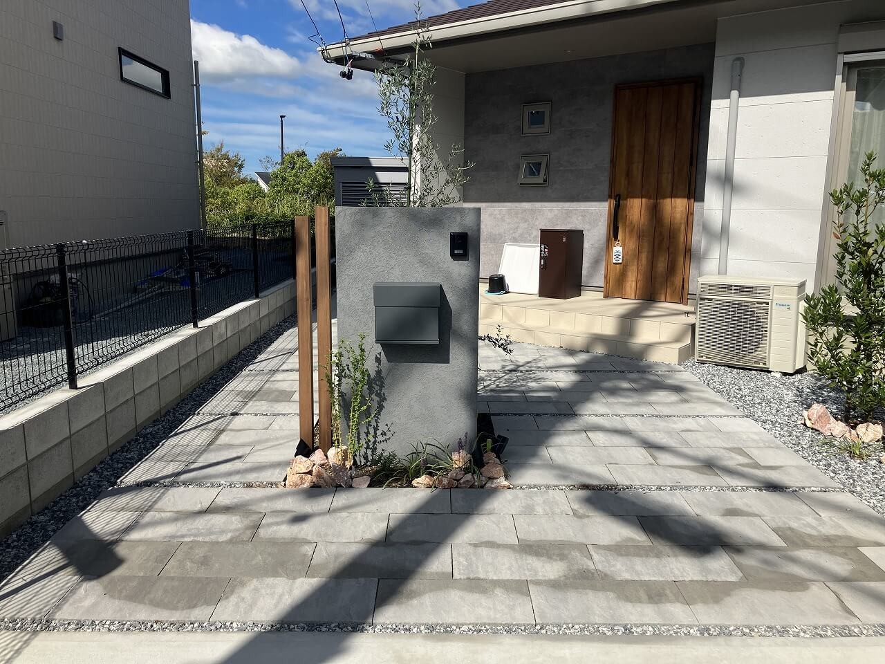 色合いのバランスが絶妙!優しい印象の新築外構です|浜松市の外構・エクステリア専門店 まろうど