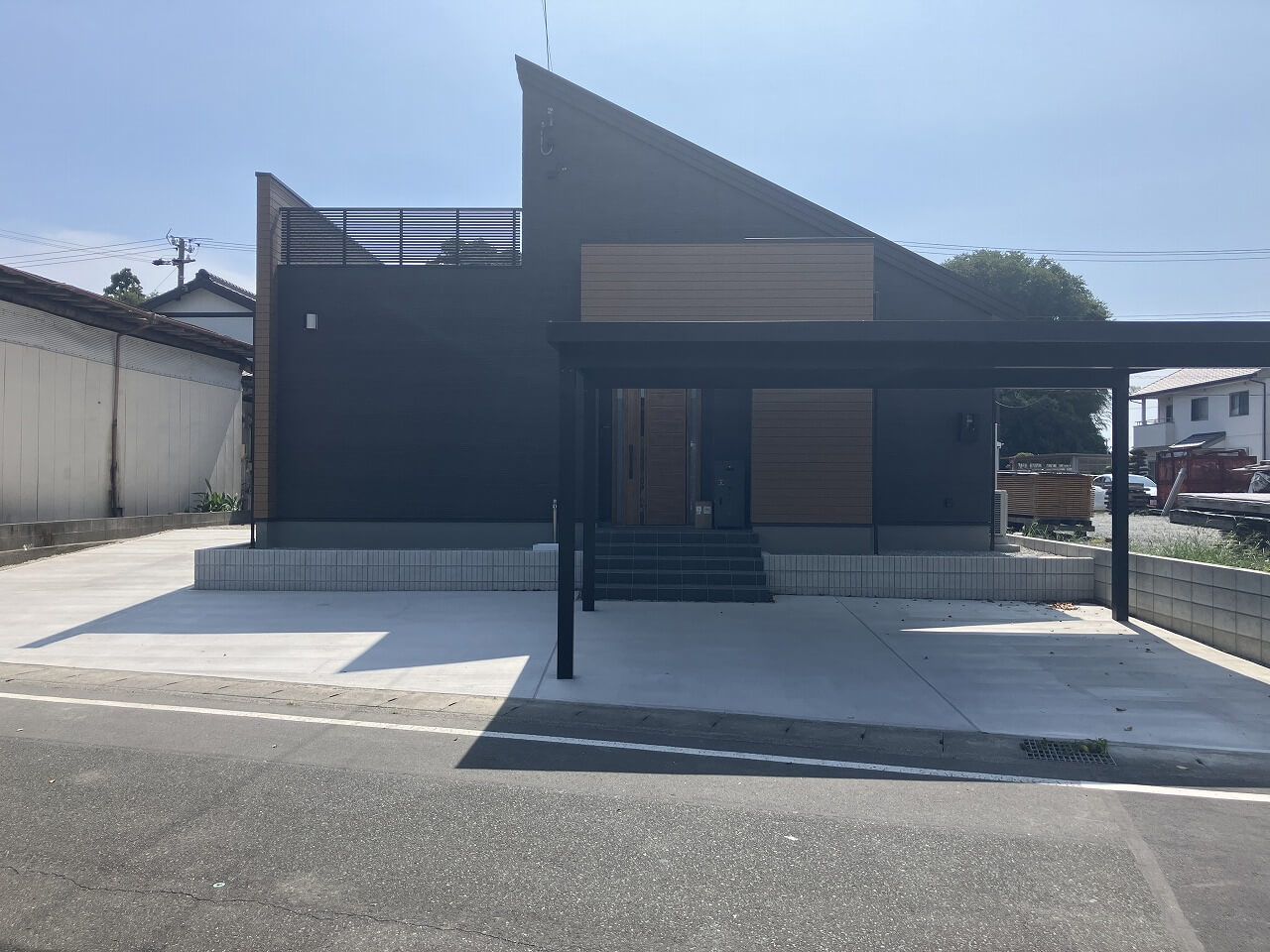 折板カーポートが目を惹く新築外構です。｜浜松市の外構・エクステリア専門店 まろうど