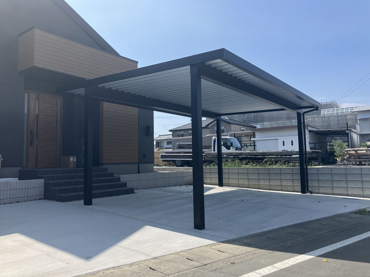 強風でも安心のカーポートが目を惹く新築外構｜浜松市の外構・エクステリア専門店 まろうど