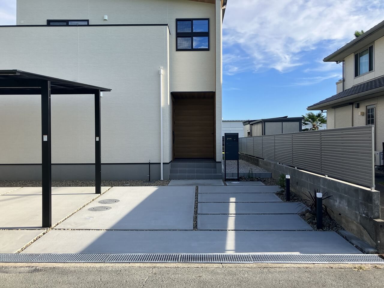 玄関へのアプローチ、リビングからお庭への移動がスムーズな新築外構です。｜浜松市の外構・エクステリア専門店 まろうど