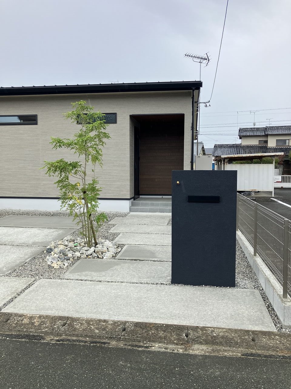 天然芝の贅沢空間！防犯面にも配慮した新築外構です｜浜松市の外構・エクステリア専門店 まろうど