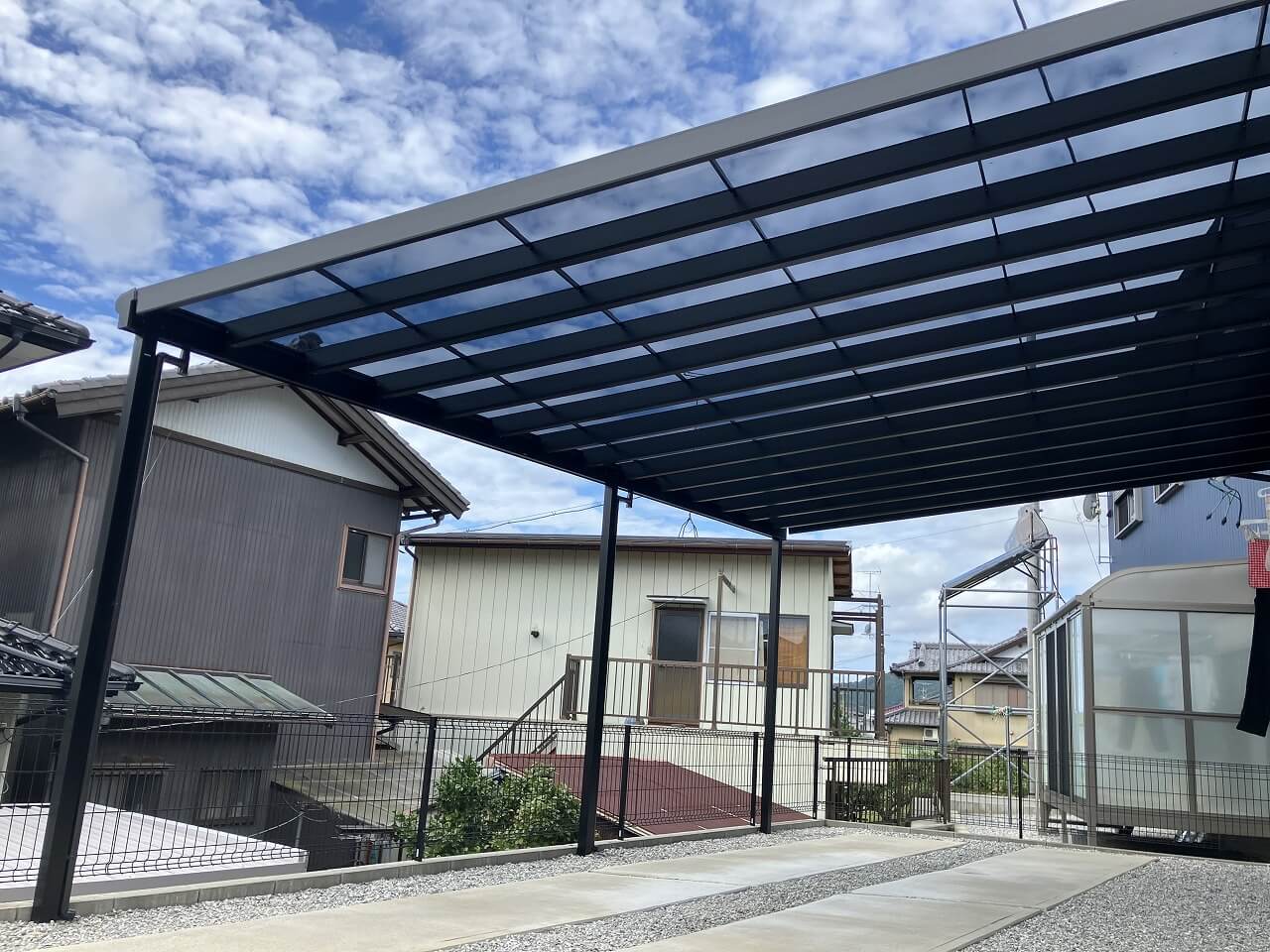 ワイドタイプのテラス屋根で、生活しやすいお庭になりました｜浜松市の外構・エクステリア専門店 まろうど