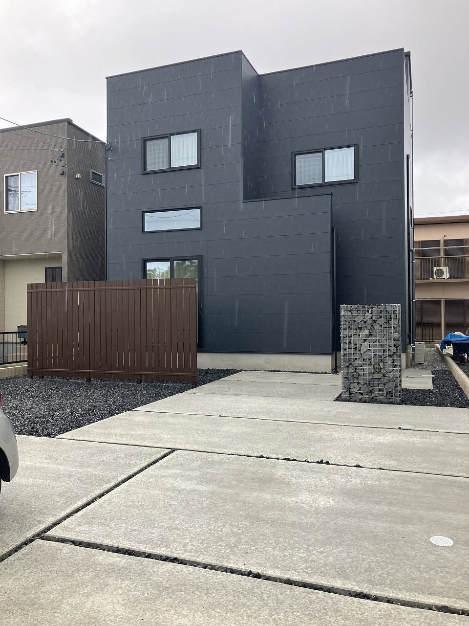 ガビオンの門壁が印象的！洗練された新築外構です｜浜松市の外構・エクステリア専門店 まろうど